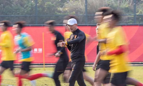 办公室撞击穿旗袍老师的肉臀长篇